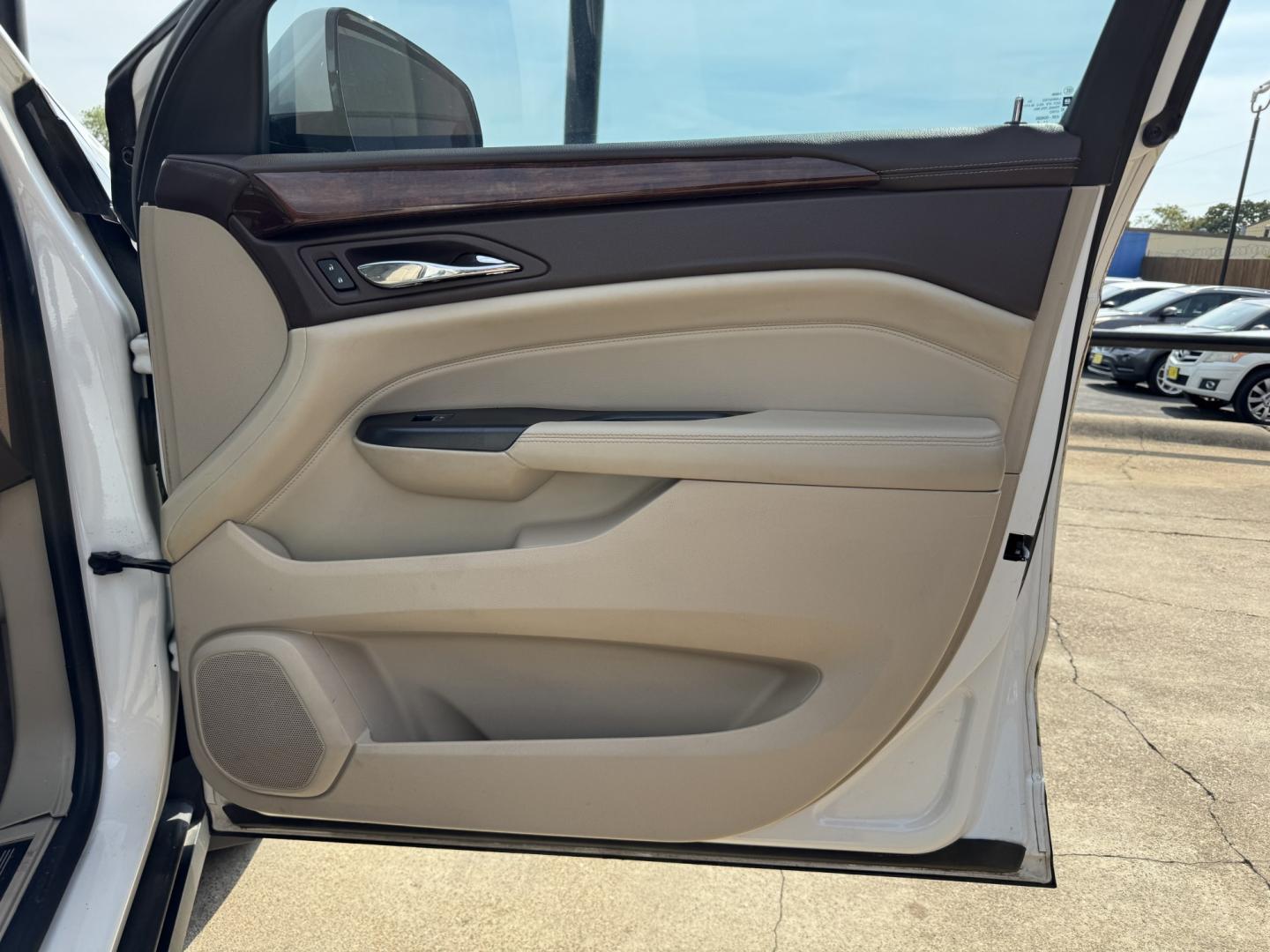 2014 WHITE CADILLAC SRX LUXURY (3GYFNBE31ES) , located at 5900 E. Lancaster Ave., Fort Worth, TX, 76112, (817) 457-5456, 0.000000, 0.000000- Photo#14