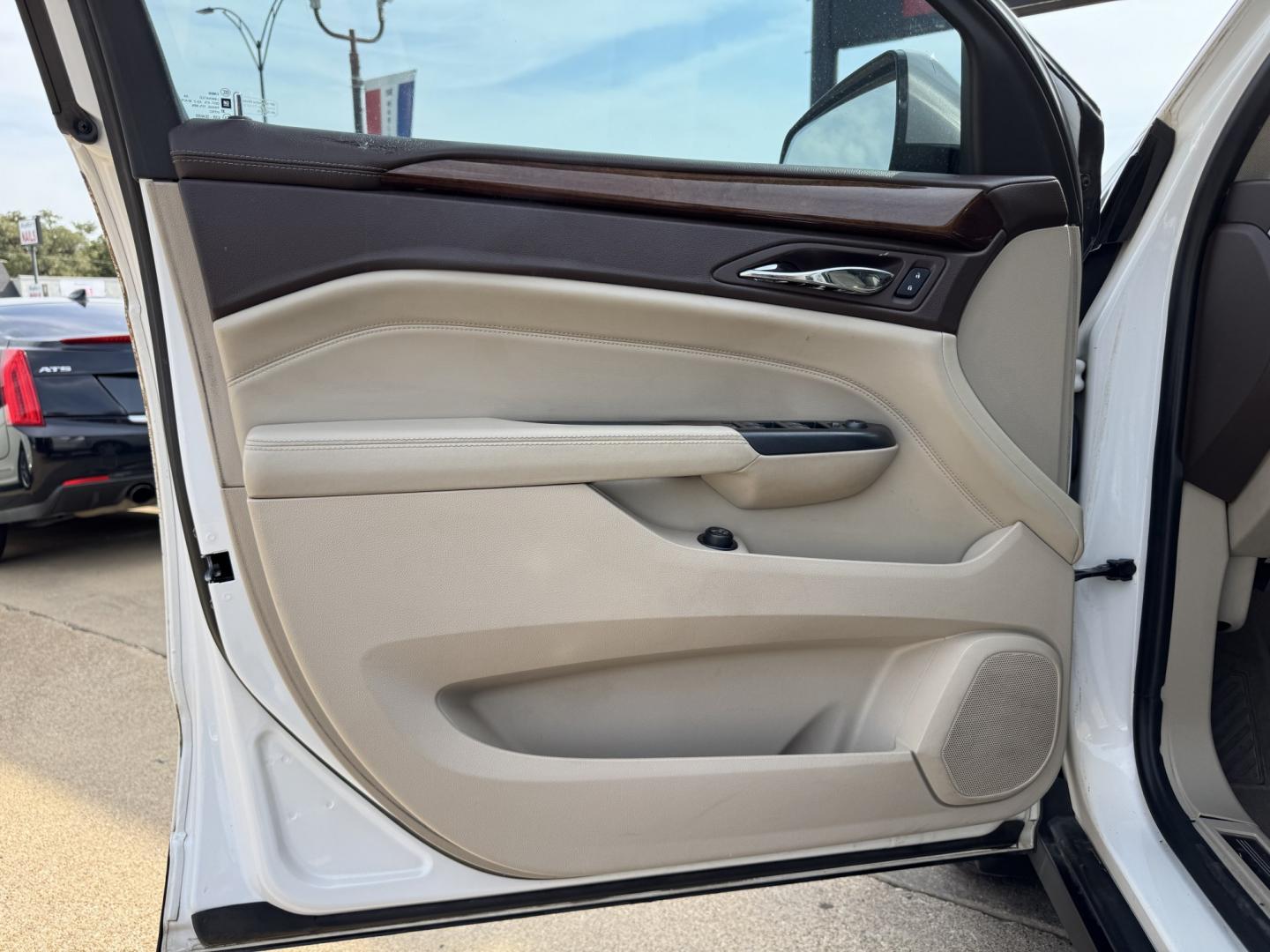 2014 WHITE CADILLAC SRX LUXURY (3GYFNBE31ES) , located at 5900 E. Lancaster Ave., Fort Worth, TX, 76112, (817) 457-5456, 0.000000, 0.000000- Photo#6