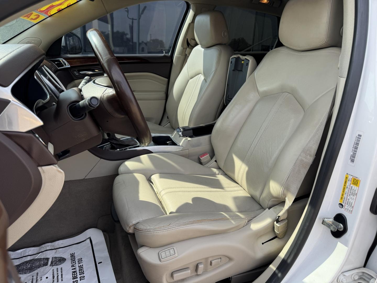 2014 WHITE CADILLAC SRX LUXURY (3GYFNBE31ES) , located at 5900 E. Lancaster Ave., Fort Worth, TX, 76112, (817) 457-5456, 0.000000, 0.000000- Photo#9
