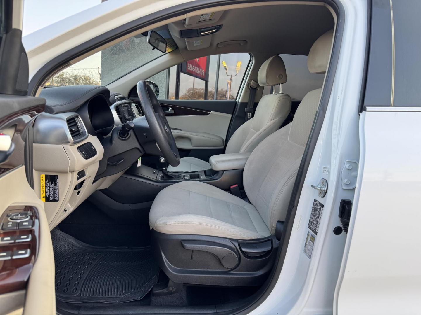 2018 WHITE KIA SORENTO LX; L (5XYPG4A57JG) , located at 5900 E. Lancaster Ave., Fort Worth, TX, 76112, (817) 457-5456, 0.000000, 0.000000 - Photo#8