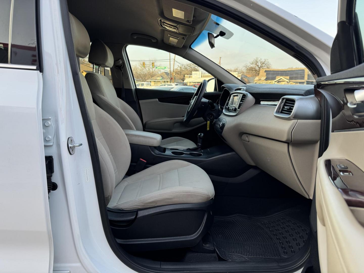 2018 WHITE KIA SORENTO LX; L (5XYPG4A57JG) , located at 5900 E. Lancaster Ave., Fort Worth, TX, 76112, (817) 457-5456, 0.000000, 0.000000 - Photo#16