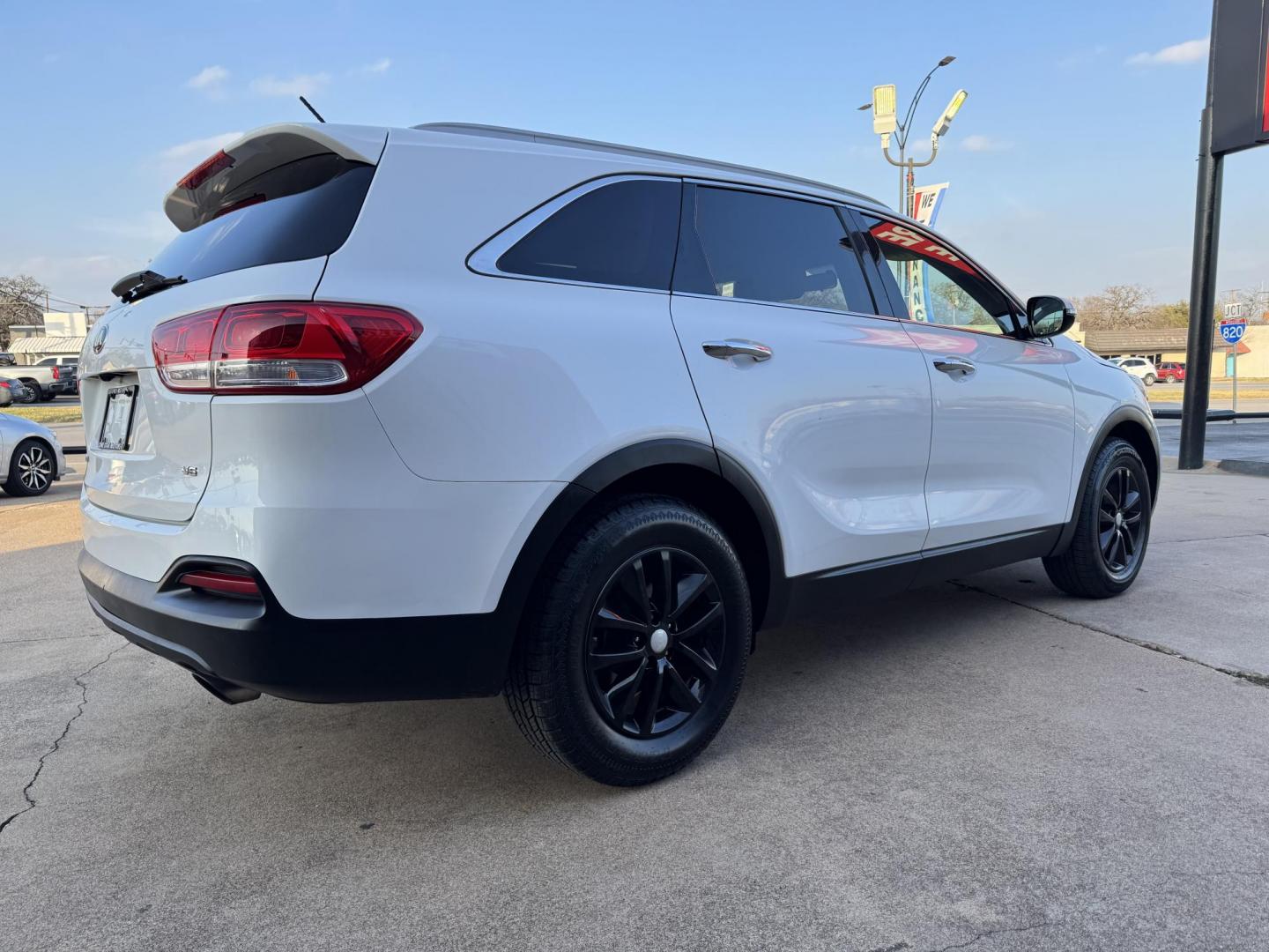 2018 WHITE KIA SORENTO LX; L (5XYPG4A57JG) , located at 5900 E. Lancaster Ave., Fort Worth, TX, 76112, (817) 457-5456, 0.000000, 0.000000 - Photo#3