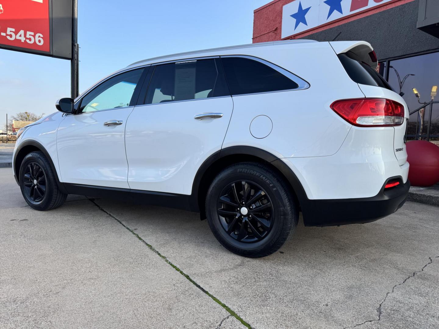 2018 WHITE KIA SORENTO LX; L (5XYPG4A57JG) , located at 5900 E. Lancaster Ave., Fort Worth, TX, 76112, (817) 457-5456, 0.000000, 0.000000 - Photo#6