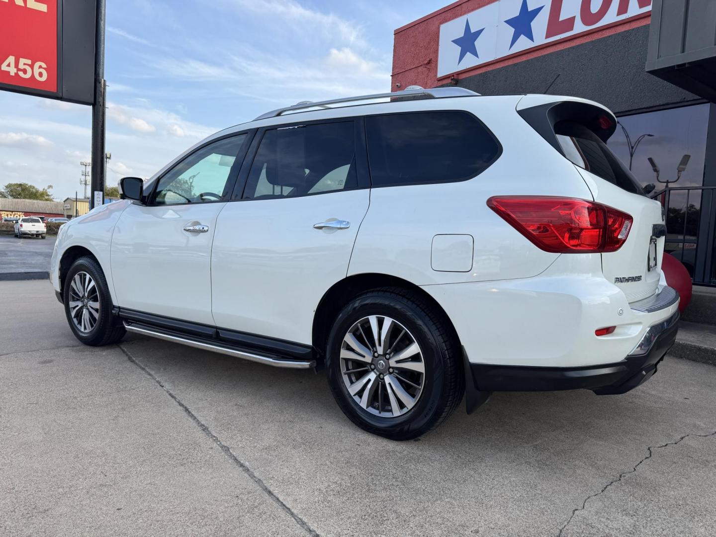 2017 WHITE /BLACK NISSAN PATHFINDER S; SL; PL (5N1DR2MM7HC) , located at 5900 E. Lancaster Ave., Fort Worth, TX, 76112, (817) 457-5456, 0.000000, 0.000000 - Photo#6