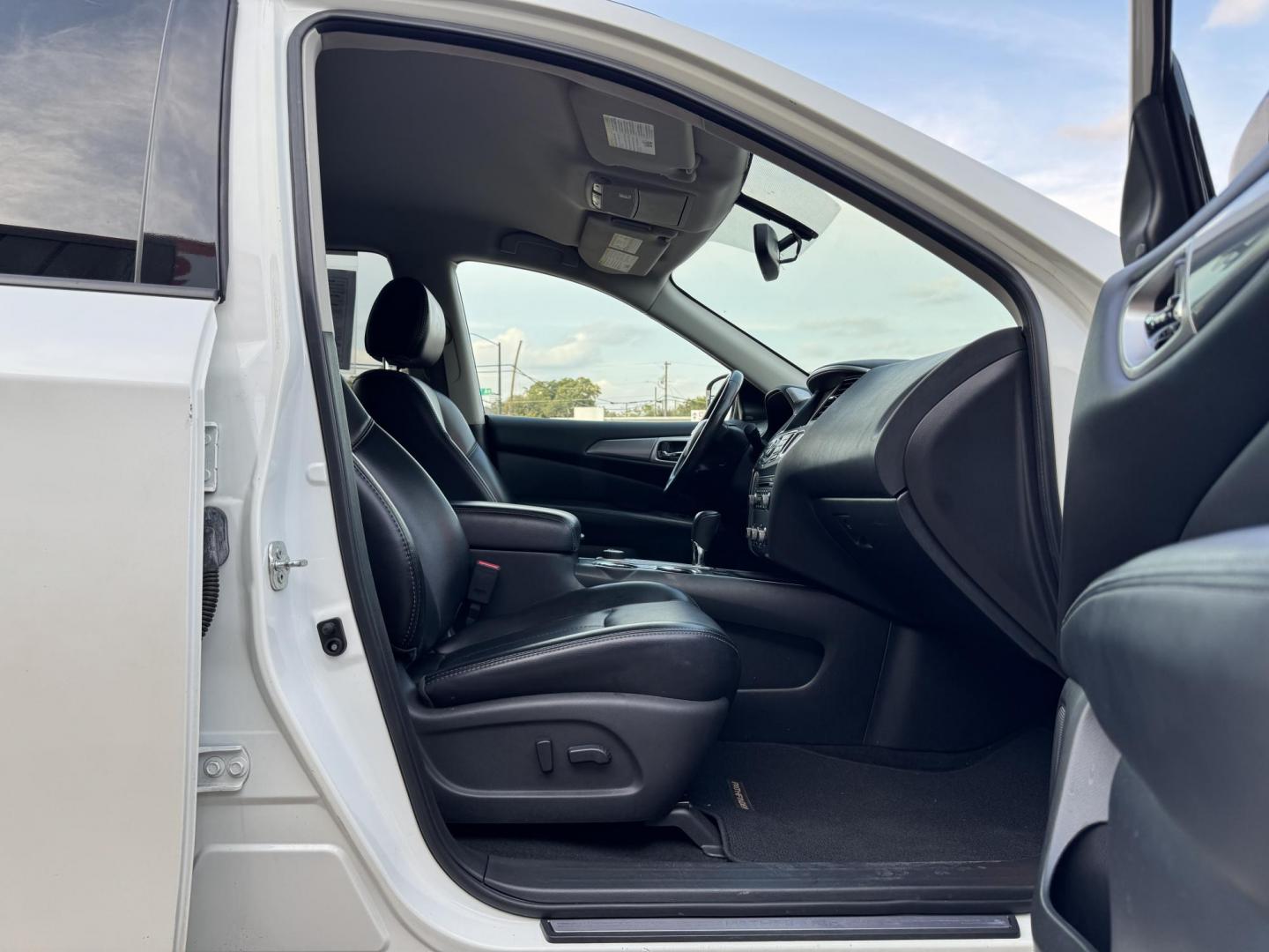 2017 WHITE /BLACK NISSAN PATHFINDER S; SL; PL (5N1DR2MM7HC) , located at 5900 E. Lancaster Ave., Fort Worth, TX, 76112, (817) 457-5456, 0.000000, 0.000000 - Photo#16