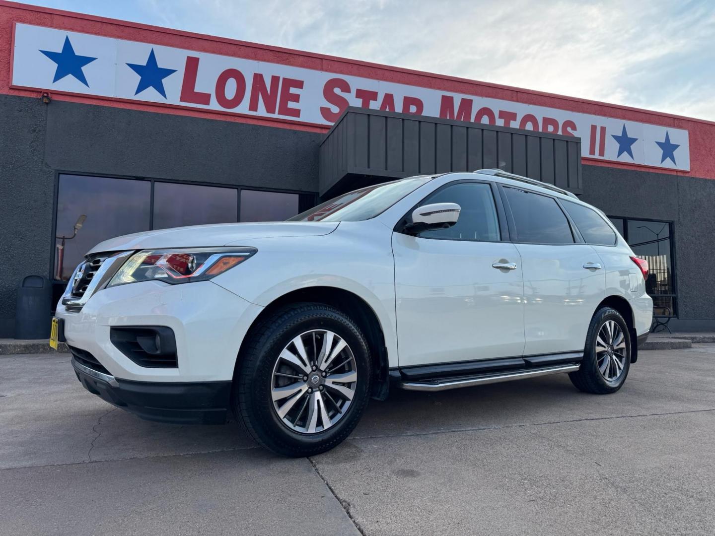 2017 WHITE /BLACK NISSAN PATHFINDER S; SL; PL (5N1DR2MM7HC) , located at 5900 E. Lancaster Ave., Fort Worth, TX, 76112, (817) 457-5456, 0.000000, 0.000000 - Photo#0