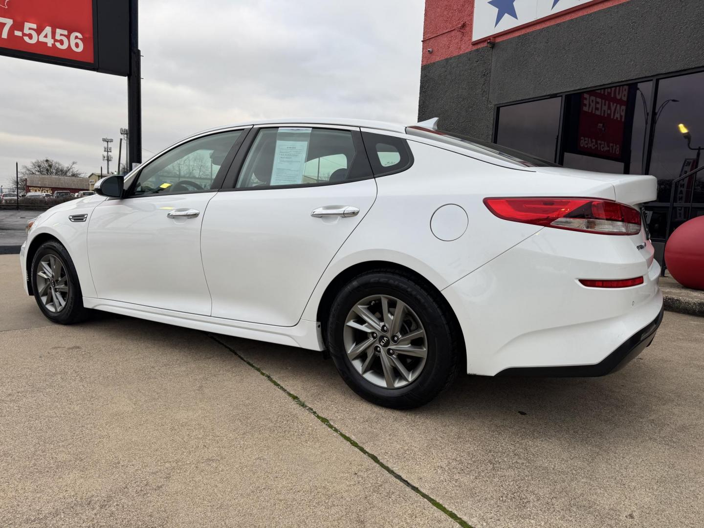 2019 WHITE KIA OPTIMA LX; S (5XXGT4L3XKG) , located at 5900 E. Lancaster Ave., Fort Worth, TX, 76112, (817) 457-5456, 0.000000, 0.000000 - Photo#6