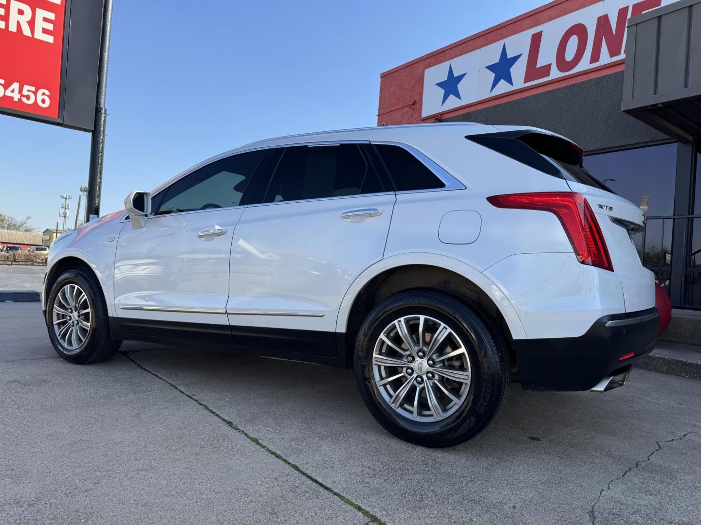 2018 WHITE CADILLAC XT5 LUXURY (1GYKNCRS4JZ) , located at 5900 E. Lancaster Ave., Fort Worth, TX, 76112, (817) 457-5456, 0.000000, 0.000000 - Photo#7