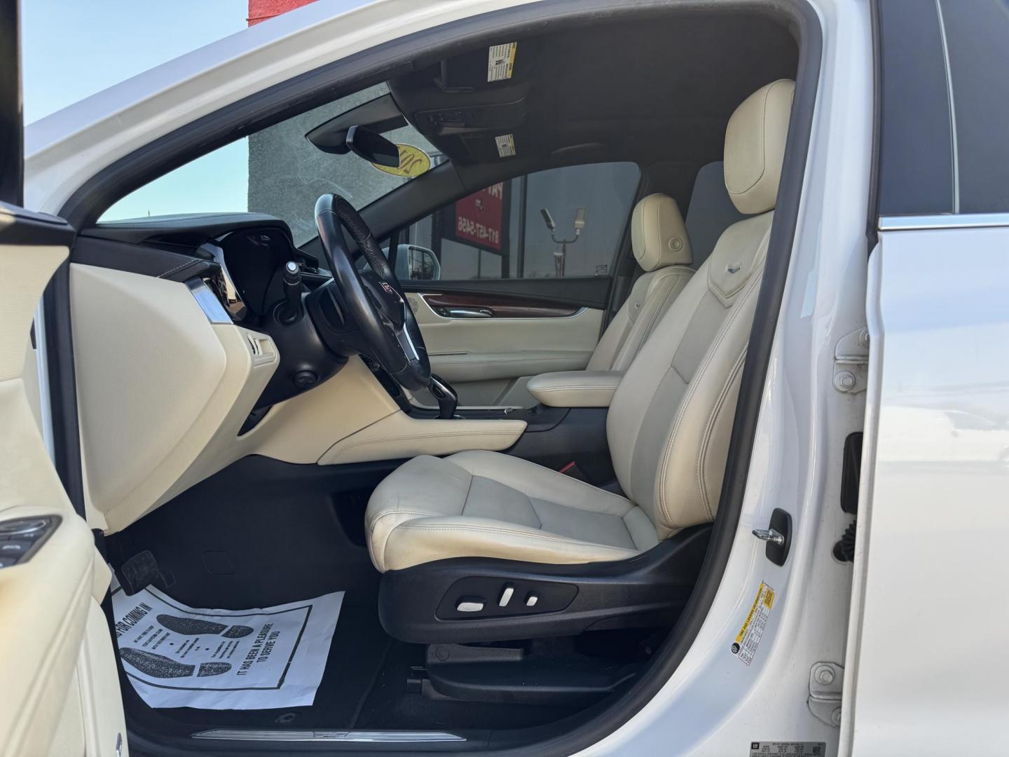 2018 WHITE CADILLAC XT5 LUXURY (1GYKNCRS4JZ) , located at 5900 E. Lancaster Ave., Fort Worth, TX, 76112, (817) 457-5456, 0.000000, 0.000000 - Photo#9