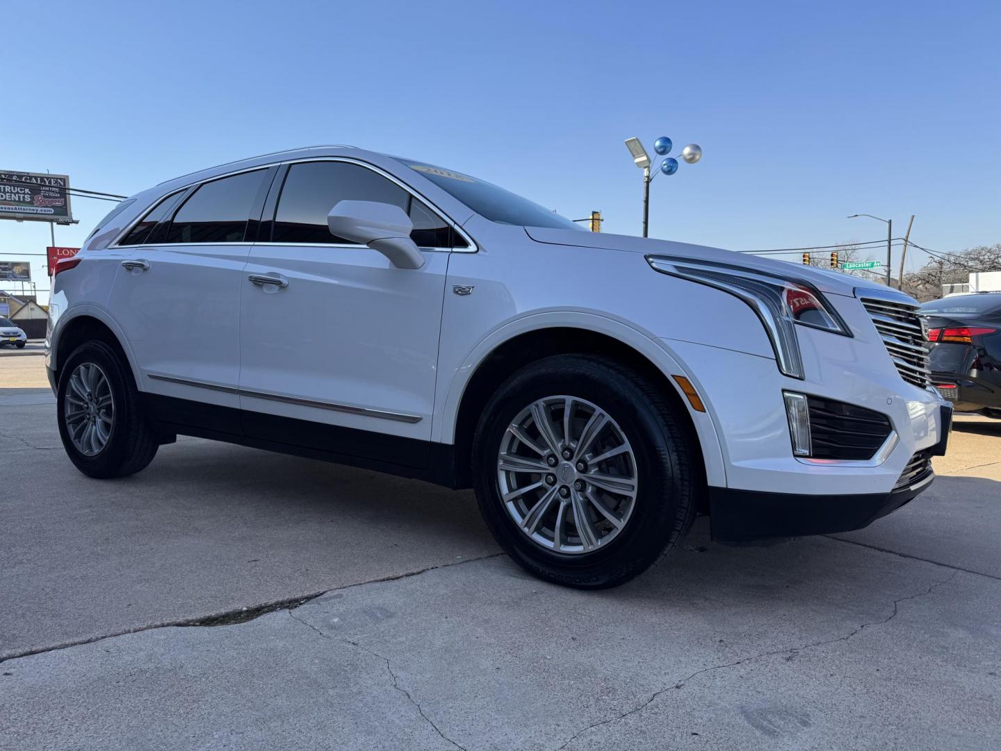 2018 WHITE CADILLAC XT5 LUXURY (1GYKNCRS4JZ) , located at 5900 E. Lancaster Ave., Fort Worth, TX, 76112, (817) 457-5456, 0.000000, 0.000000 - Photo#2