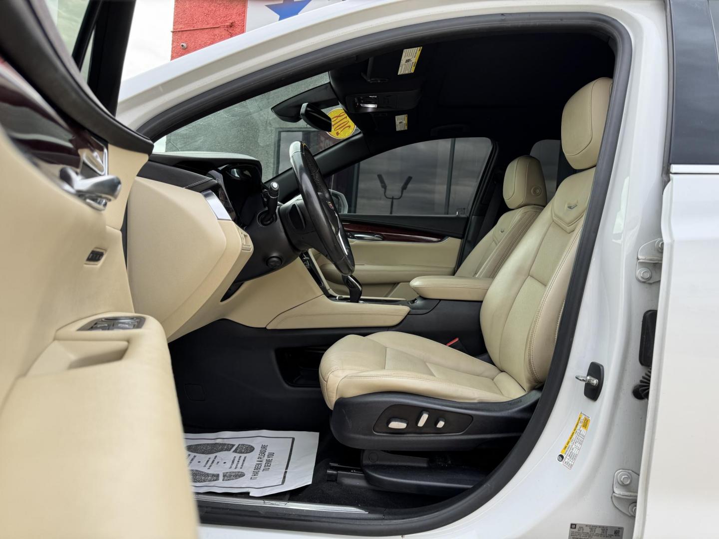 2018 WHITE CADILLAC XT5 LUXURY (1GYKNCRS4JZ) , located at 5900 E. Lancaster Ave., Fort Worth, TX, 76112, (817) 457-5456, 0.000000, 0.000000 - Photo#9