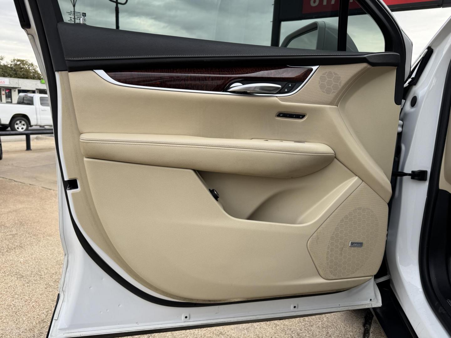 2018 WHITE CADILLAC XT5 LUXURY (1GYKNCRS4JZ) , located at 5900 E. Lancaster Ave., Fort Worth, TX, 76112, (817) 457-5456, 0.000000, 0.000000 - Photo#8