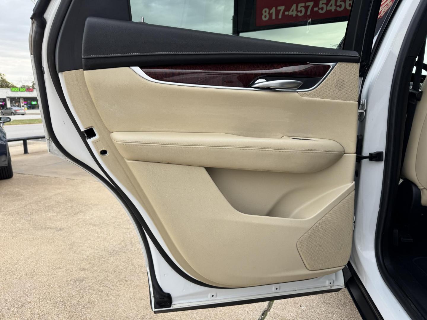 2018 WHITE CADILLAC XT5 LUXURY (1GYKNCRS4JZ) , located at 5900 E. Lancaster Ave., Fort Worth, TX, 76112, (817) 457-5456, 0.000000, 0.000000 - Photo#11