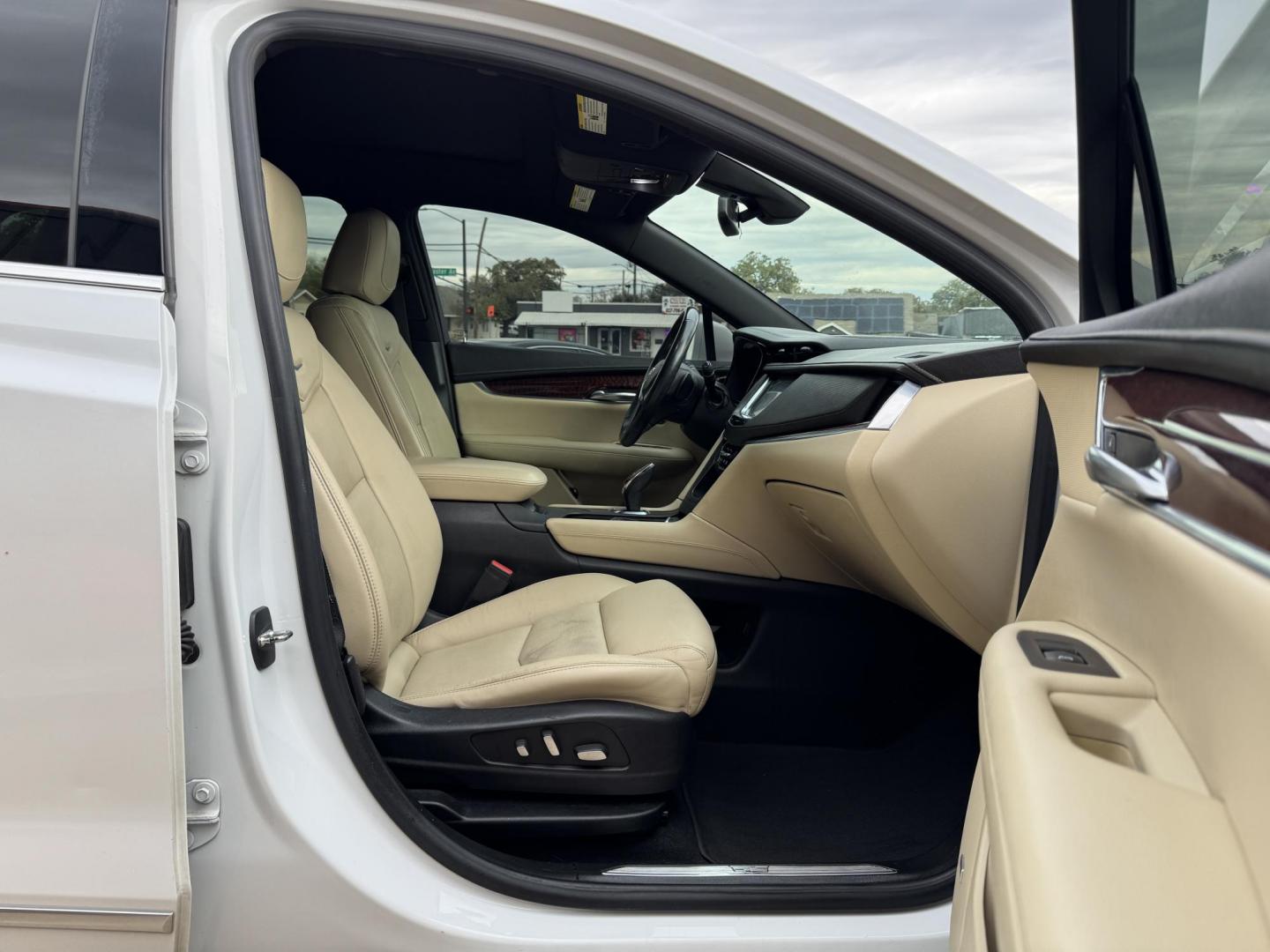 2018 WHITE CADILLAC XT5 LUXURY (1GYKNCRS4JZ) , located at 5900 E. Lancaster Ave., Fort Worth, TX, 76112, (817) 457-5456, 0.000000, 0.000000 - Photo#16