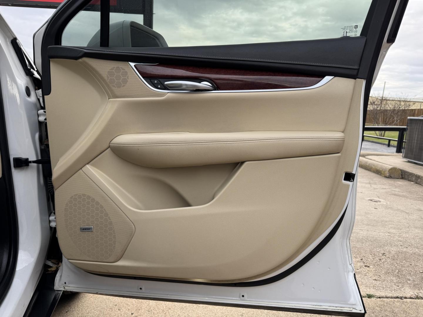 2018 WHITE CADILLAC XT5 LUXURY (1GYKNCRS4JZ) , located at 5900 E. Lancaster Ave., Fort Worth, TX, 76112, (817) 457-5456, 0.000000, 0.000000 - Photo#15