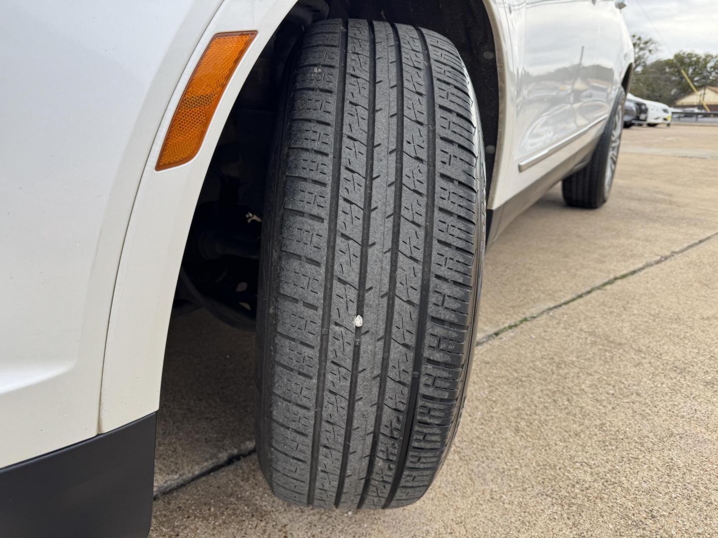 2018 WHITE CADILLAC XT5 LUXURY (1GYKNCRS4JZ) , located at 5900 E. Lancaster Ave., Fort Worth, TX, 76112, (817) 457-5456, 0.000000, 0.000000 - Photo#21