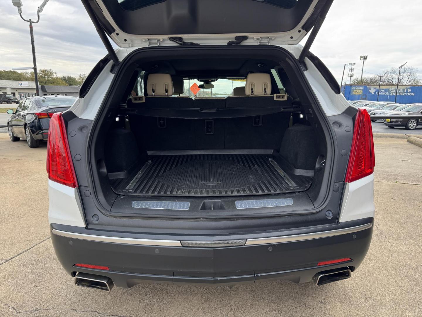2018 WHITE CADILLAC XT5 LUXURY (1GYKNCRS4JZ) , located at 5900 E. Lancaster Ave., Fort Worth, TX, 76112, (817) 457-5456, 0.000000, 0.000000 - Photo#5