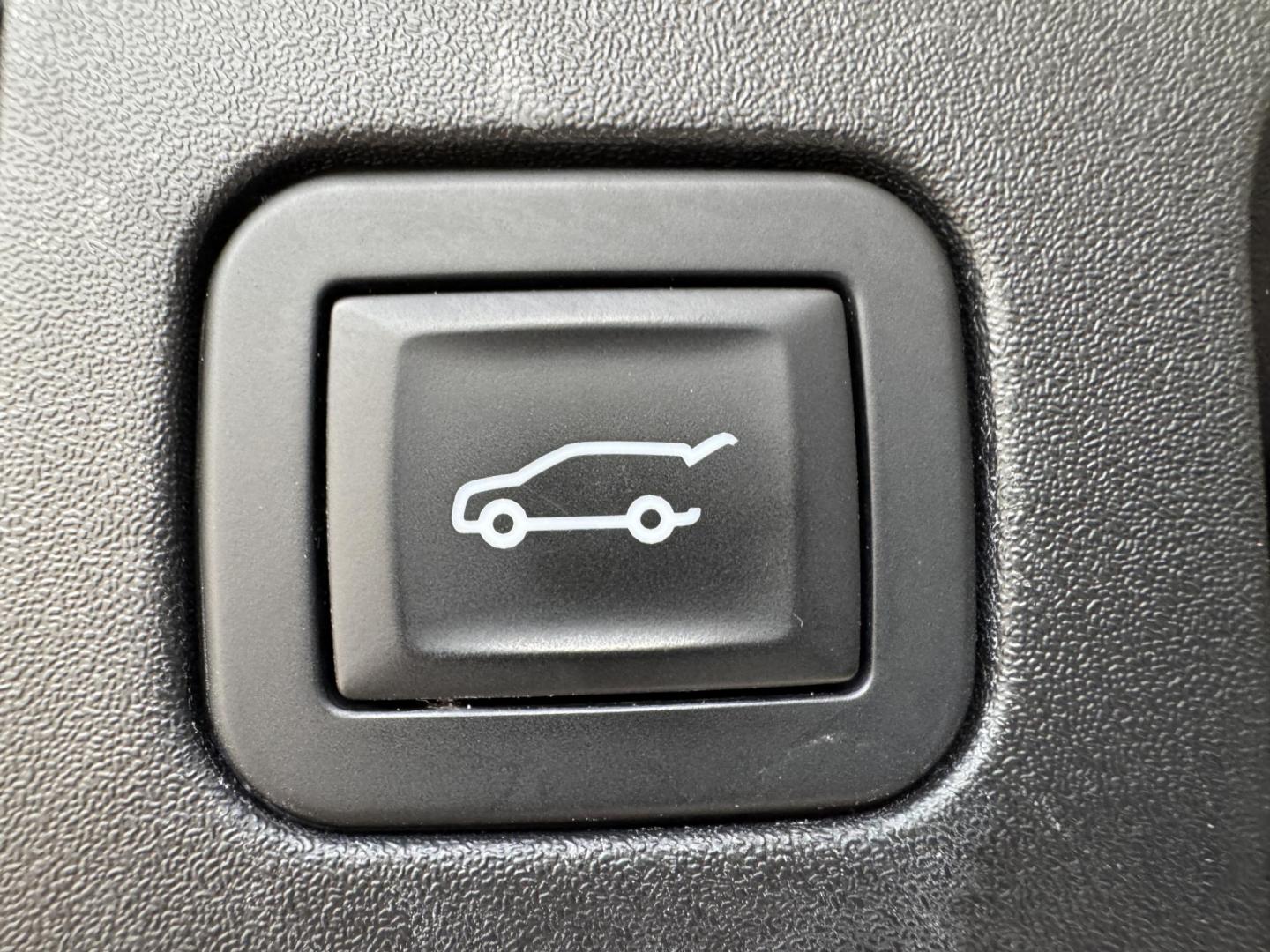 2018 WHITE CADILLAC XT5 LUXURY (1GYKNCRS4JZ) , located at 5900 E. Lancaster Ave., Fort Worth, TX, 76112, (817) 457-5456, 0.000000, 0.000000 - Photo#6