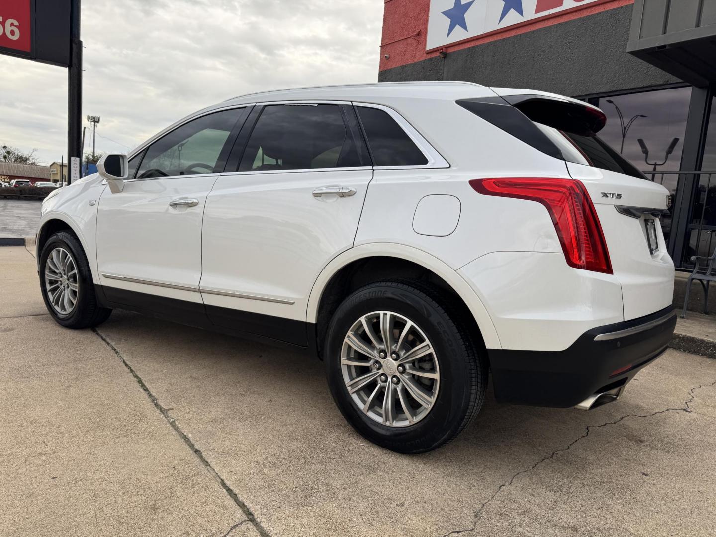2018 WHITE CADILLAC XT5 LUXURY (1GYKNCRS4JZ) , located at 5900 E. Lancaster Ave., Fort Worth, TX, 76112, (817) 457-5456, 0.000000, 0.000000 - Photo#7