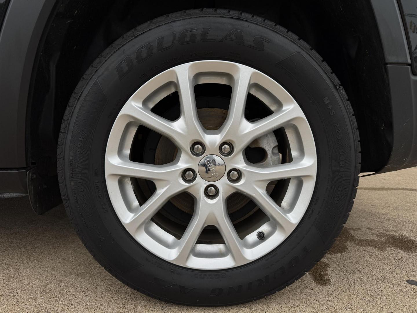 2016 BLACK JEEP CHEROKEE LATITUDE (1C4PJLCB9GW) , located at 5900 E. Lancaster Ave., Fort Worth, TX, 76112, (817) 457-5456, 0.000000, 0.000000 - Photo#21
