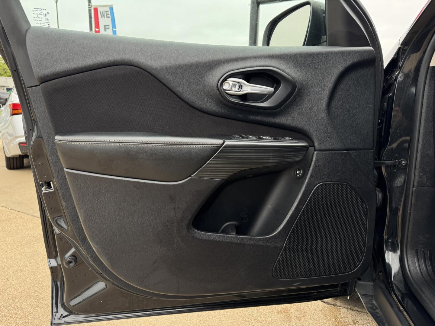 2016 BLACK JEEP CHEROKEE LATITUDE (1C4PJLCB9GW) , located at 5900 E. Lancaster Ave., Fort Worth, TX, 76112, (817) 457-5456, 0.000000, 0.000000 - Photo#7