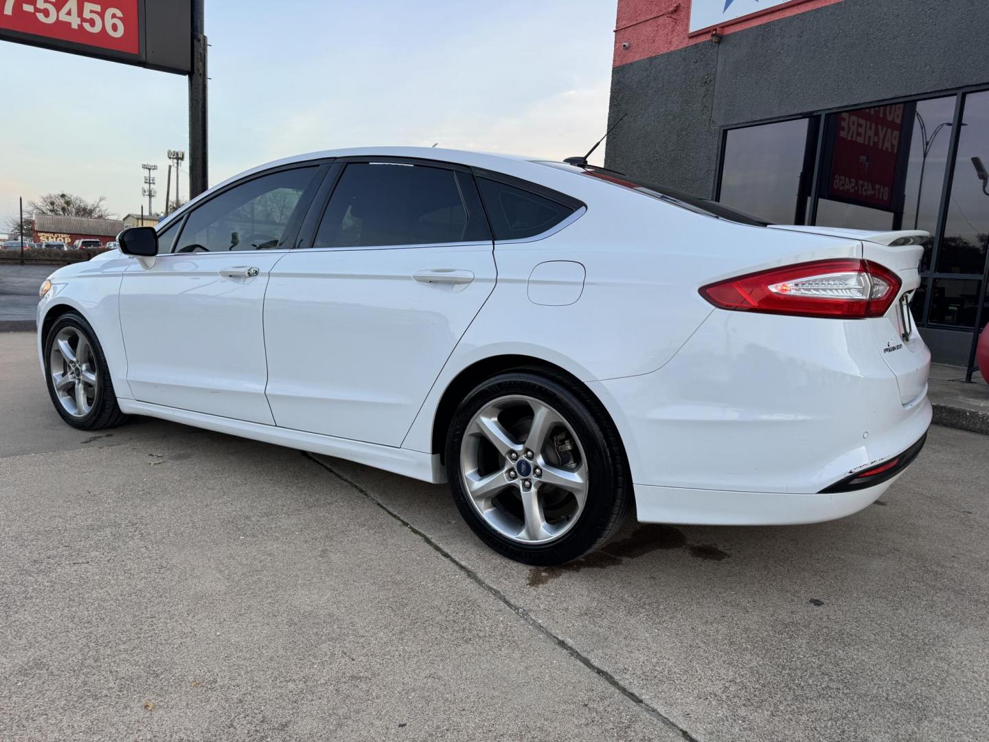 2015 WHITE FORD FUSION SE (1FA6P0H79F5) , located at 5900 E. Lancaster Ave., Fort Worth, TX, 76112, (817) 457-5456, 0.000000, 0.000000 - Photo#6