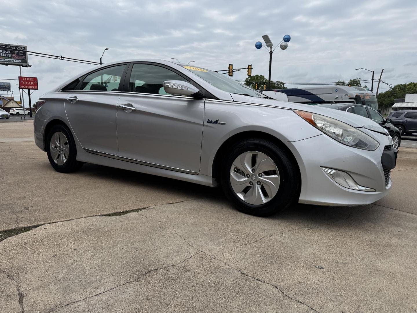2015 SILVER HYUNDAI SONATA HYBRID BASE; (KMHEC4A47FA) , located at 5900 E. Lancaster Ave., Fort Worth, TX, 76112, (817) 457-5456, 0.000000, 0.000000 - Photo#2