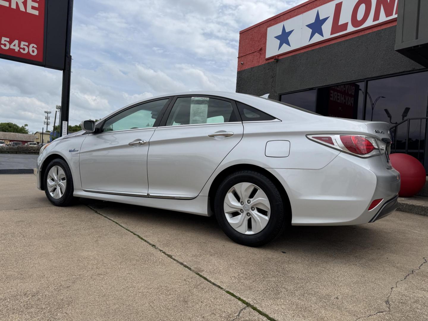 2015 SILVER HYUNDAI SONATA HYBRID BASE; (KMHEC4A47FA) , located at 5900 E. Lancaster Ave., Fort Worth, TX, 76112, (817) 457-5456, 0.000000, 0.000000 - Photo#6