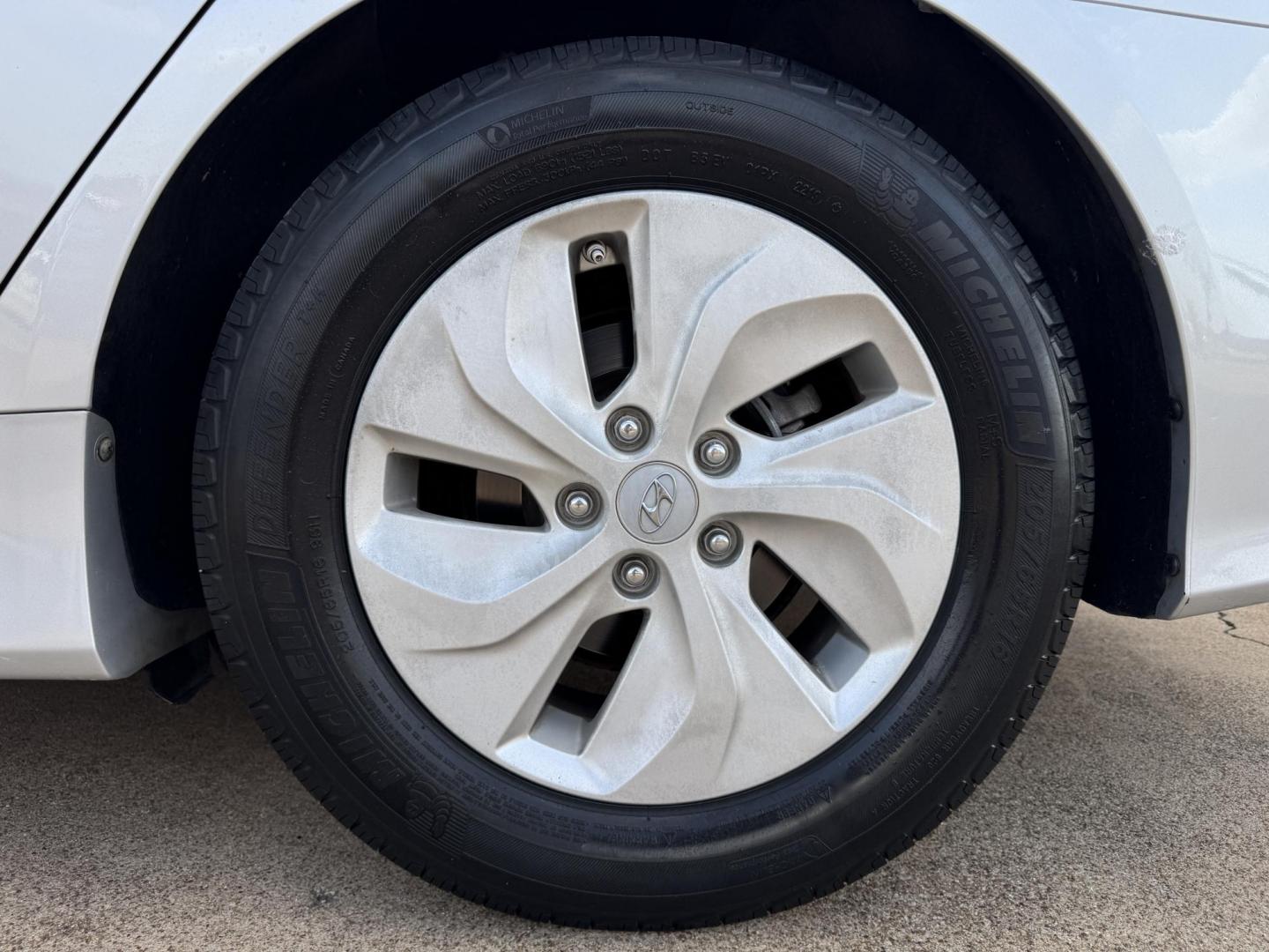 2015 SILVER HYUNDAI SONATA HYBRID BASE; (KMHEC4A47FA) , located at 5900 E. Lancaster Ave., Fort Worth, TX, 76112, (817) 457-5456, 0.000000, 0.000000 - Photo#20