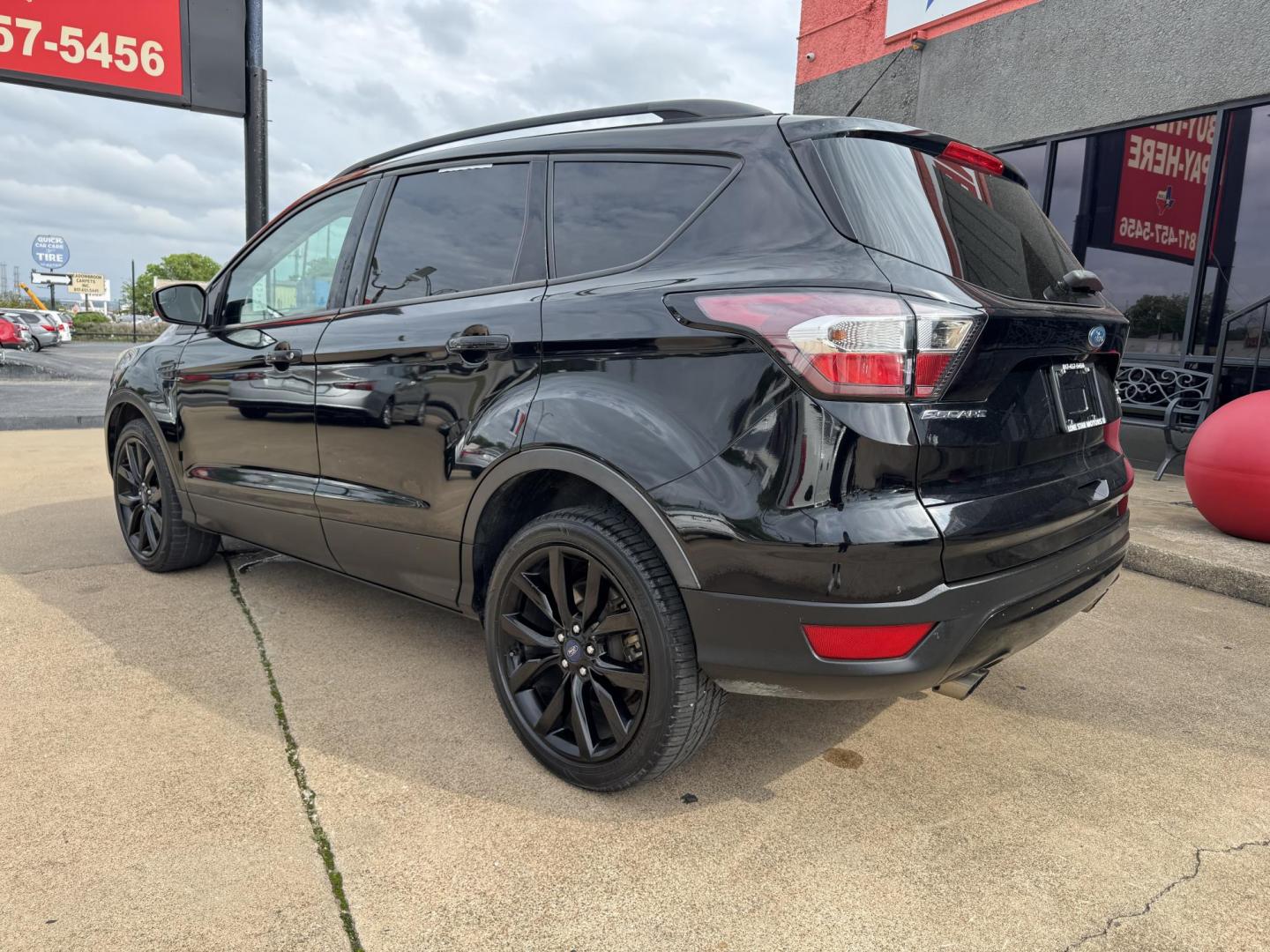 2017 BLACK FORD ESCAPE SE (1FMCU0GD1HU) , located at 5900 E. Lancaster Ave., Fort Worth, TX, 76112, (817) 457-5456, 0.000000, 0.000000 - Photo#6