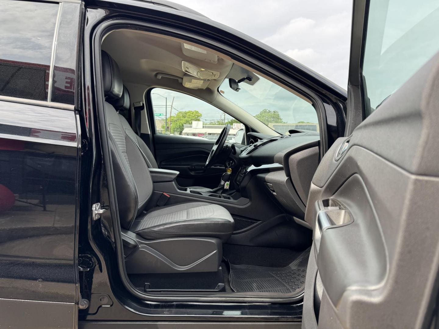 2017 BLACK FORD ESCAPE SE (1FMCU0GD1HU) , located at 5900 E. Lancaster Ave., Fort Worth, TX, 76112, (817) 457-5456, 0.000000, 0.000000 - Photo#16