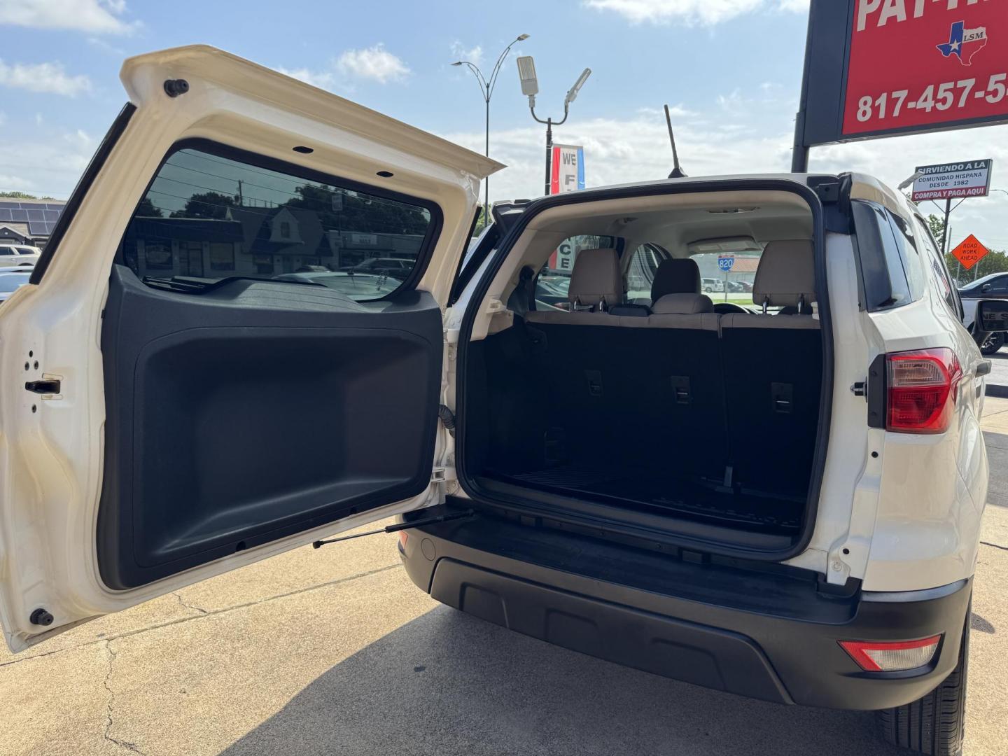 2018 WHITE FORD ECOSPORT S (MAJ3P1RE0JC) , located at 5900 E. Lancaster Ave., Fort Worth, TX, 76112, (817) 457-5456, 0.000000, 0.000000 - We offer quality used Cars, Carros, Pickup Trucks, Camionetas, Trocas & SUVs for sale. Buy Here Pay Here, In-House Finance, Cash Vehicles, Bad credit, No credit, No problem. Hablamos Español! - Photo#6