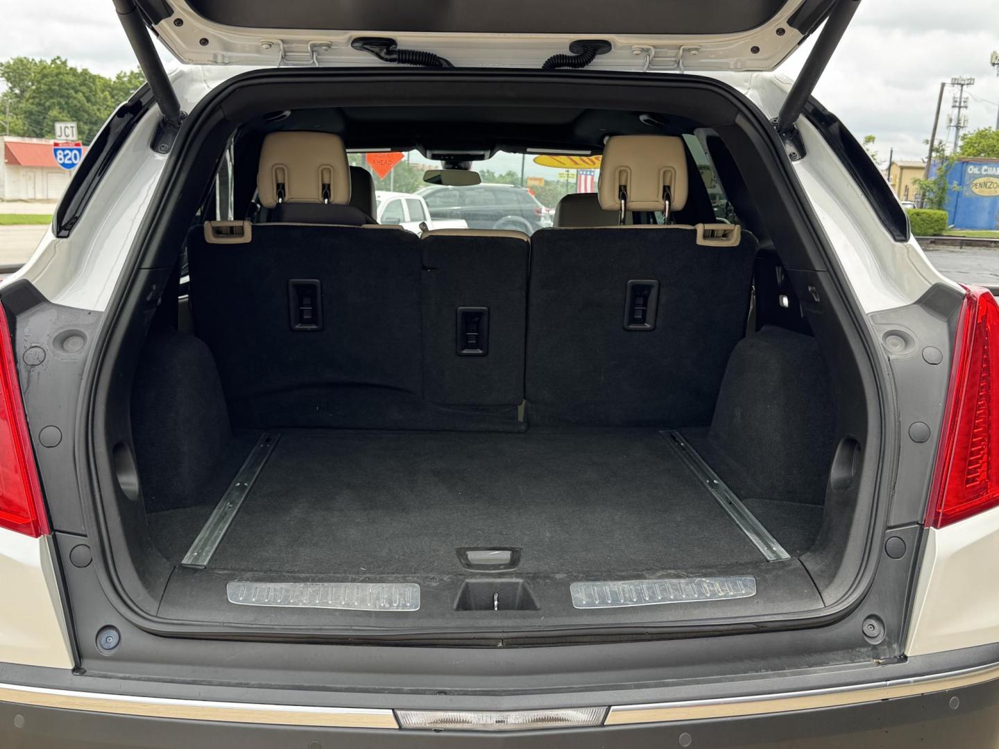 2017 WHITE CADILLAC XT5 LUXURY (1GYKNBRS1HZ) , located at 5900 E. Lancaster Ave., Fort Worth, TX, 76112, (817) 457-5456, 0.000000, 0.000000 - Photo#5