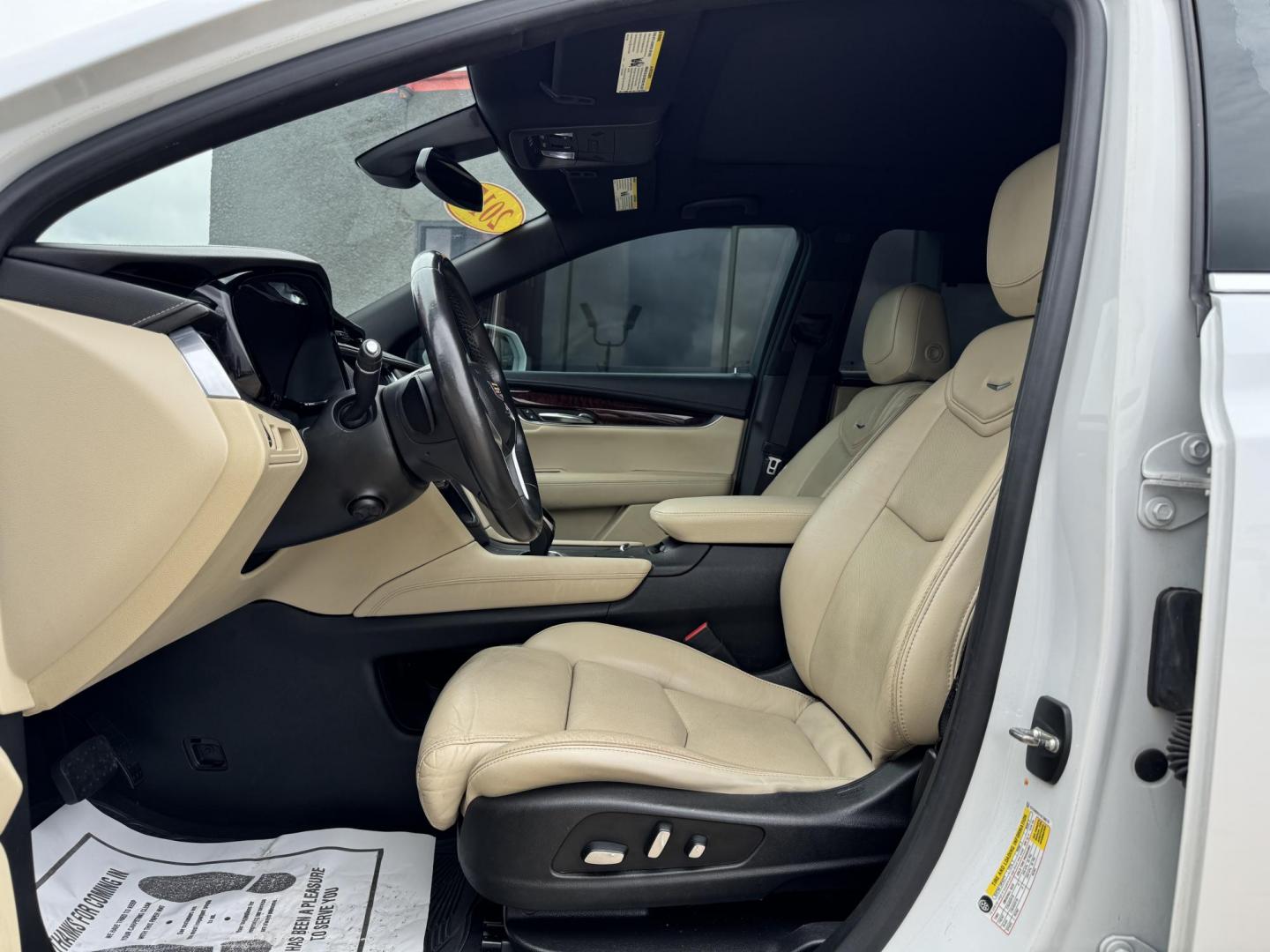 2017 WHITE CADILLAC XT5 LUXURY (1GYKNBRS1HZ) , located at 5900 E. Lancaster Ave., Fort Worth, TX, 76112, (817) 457-5456, 0.000000, 0.000000 - Photo#8