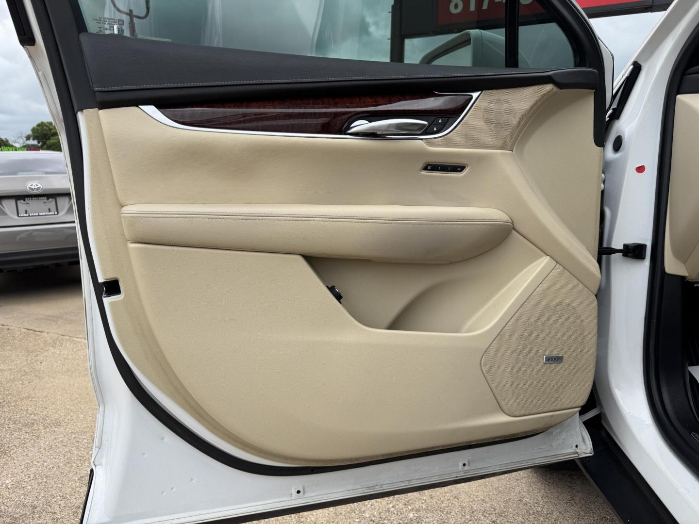2017 WHITE CADILLAC XT5 LUXURY (1GYKNBRS1HZ) , located at 5900 E. Lancaster Ave., Fort Worth, TX, 76112, (817) 457-5456, 0.000000, 0.000000 - Photo#7