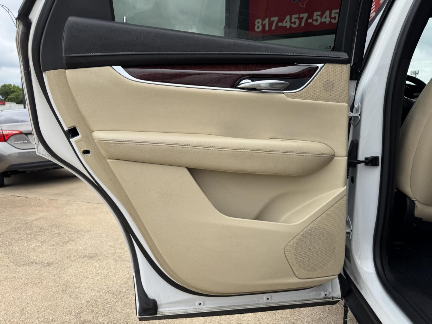 2017 WHITE CADILLAC XT5 LUXURY (1GYKNBRS1HZ) , located at 5900 E. Lancaster Ave., Fort Worth, TX, 76112, (817) 457-5456, 0.000000, 0.000000 - Photo#10