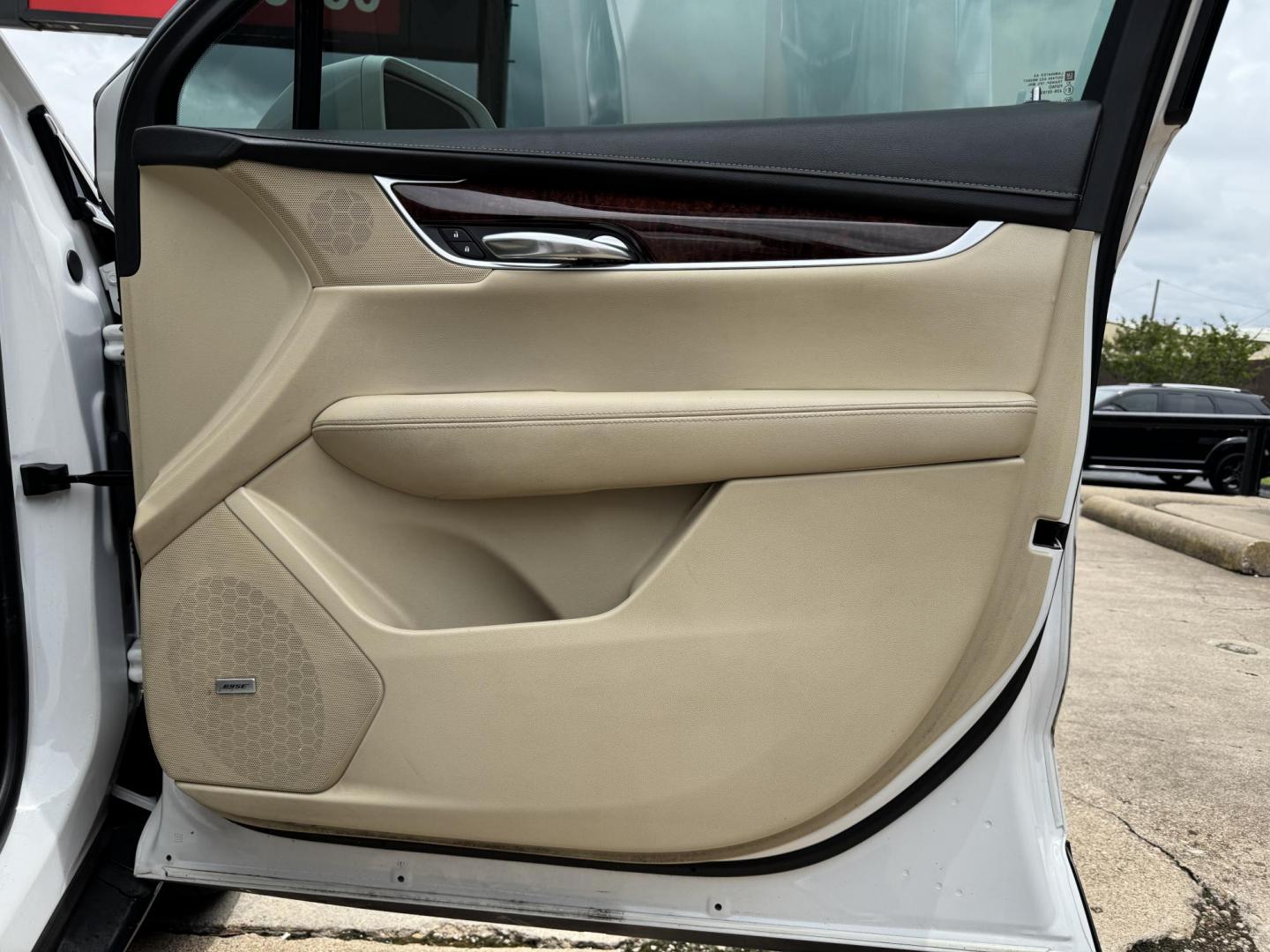2017 WHITE CADILLAC XT5 LUXURY (1GYKNBRS1HZ) , located at 5900 E. Lancaster Ave., Fort Worth, TX, 76112, (817) 457-5456, 0.000000, 0.000000 - Photo#14