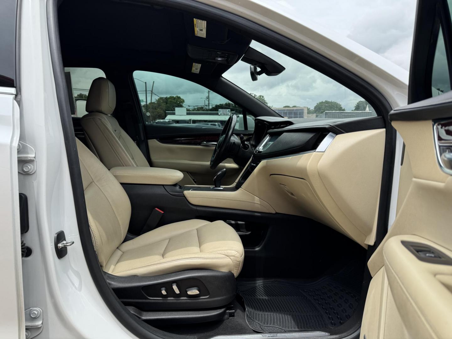 2017 WHITE CADILLAC XT5 LUXURY (1GYKNBRS1HZ) , located at 5900 E. Lancaster Ave., Fort Worth, TX, 76112, (817) 457-5456, 0.000000, 0.000000 - Photo#15