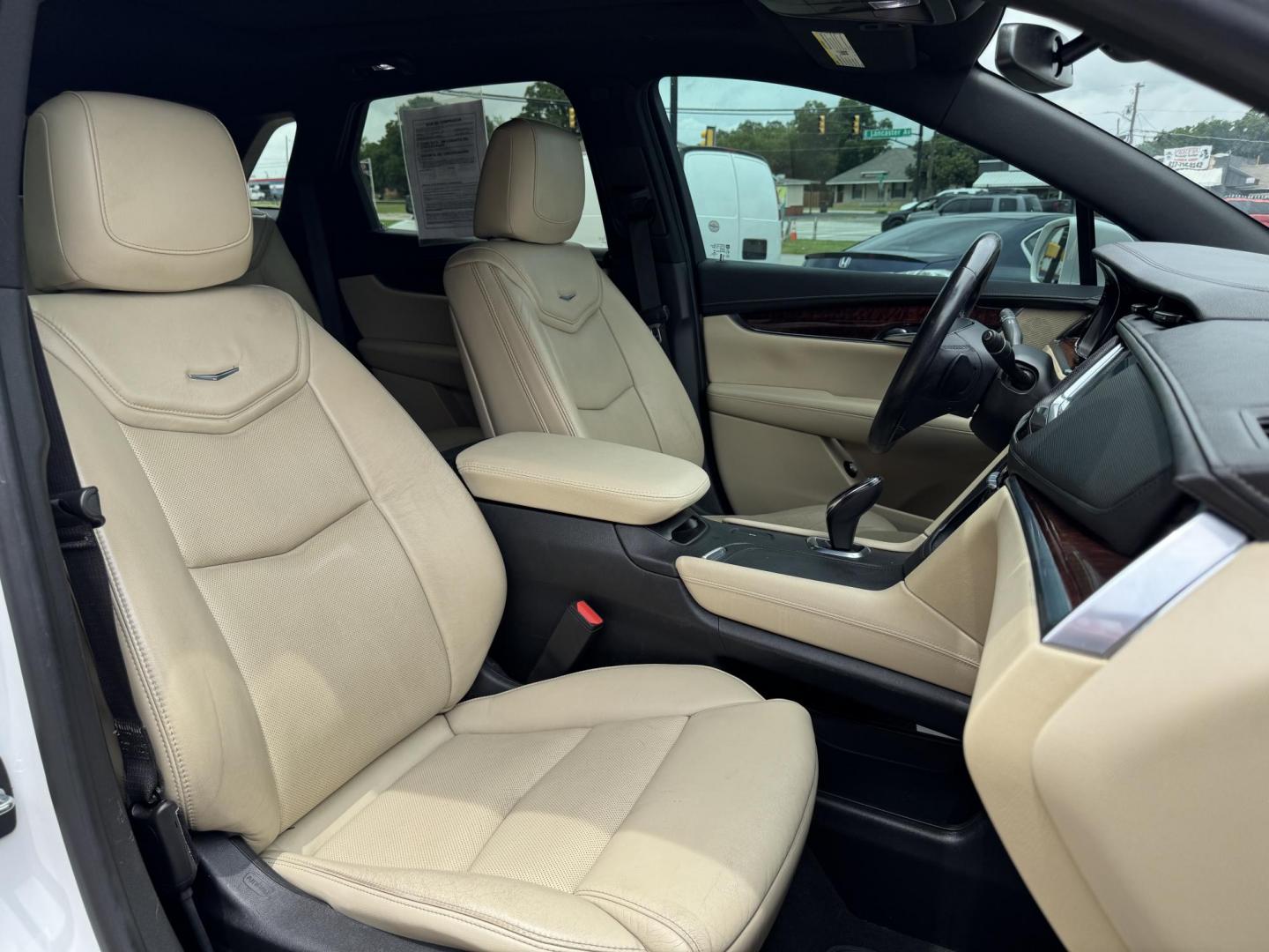 2017 WHITE CADILLAC XT5 LUXURY (1GYKNBRS1HZ) , located at 5900 E. Lancaster Ave., Fort Worth, TX, 76112, (817) 457-5456, 0.000000, 0.000000 - Photo#16