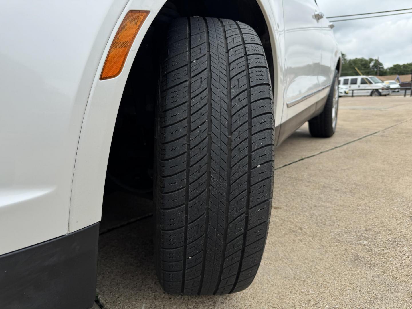 2017 WHITE CADILLAC XT5 LUXURY (1GYKNBRS1HZ) , located at 5900 E. Lancaster Ave., Fort Worth, TX, 76112, (817) 457-5456, 0.000000, 0.000000 - Photo#20