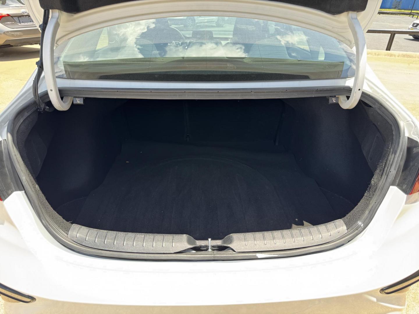 2021 WHITE KIA FORTE FE; LXS (3KPF24AD3ME) , located at 5900 E. Lancaster Ave., Fort Worth, TX, 76112, (817) 457-5456, 0.000000, 0.000000 - Photo#5