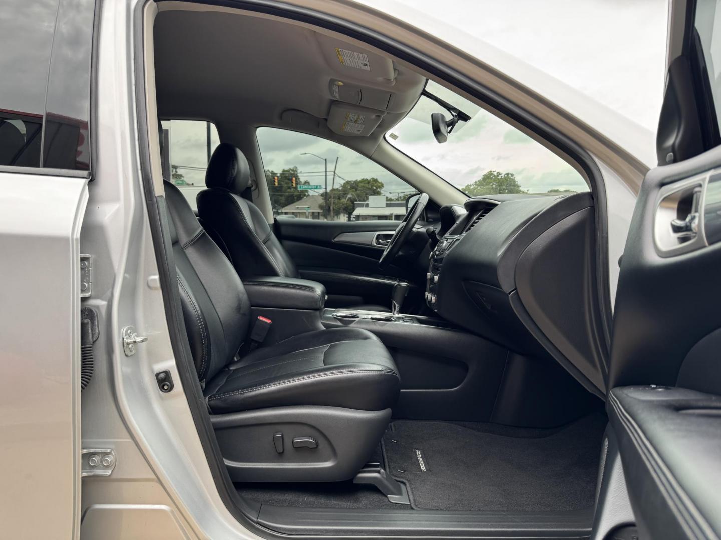 2020 SILVER NISSAN PATHFINDER SL (5N1DR2CN5LC) , located at 5900 E. Lancaster Ave., Fort Worth, TX, 76112, (817) 457-5456, 0.000000, 0.000000 - Photo#17