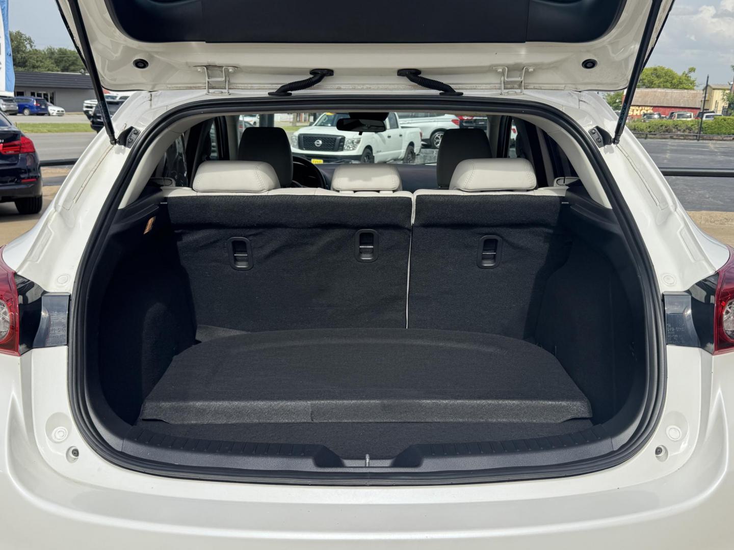 2018 WHITE MAZDA MAZDA3 GRAND TOURING (3MZBN1M30JM) , located at 5900 E. Lancaster Ave., Fort Worth, TX, 76112, (817) 457-5456, 0.000000, 0.000000 - Photo#5