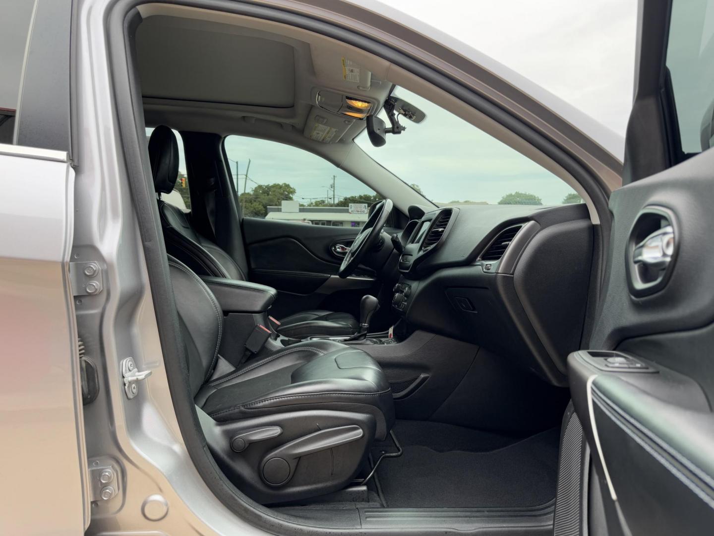 2019 SILVER JEEP CHEROKEE LATITUDE PL (1C4PJLLX9KD) , located at 5900 E. Lancaster Ave., Fort Worth, TX, 76112, (817) 457-5456, 0.000000, 0.000000 - Photo#15