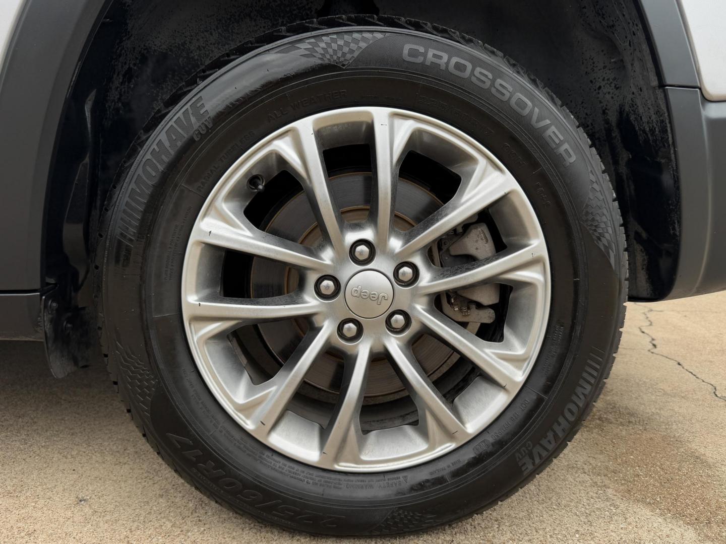 2019 SILVER JEEP CHEROKEE LATITUDE PL (1C4PJLLX9KD) , located at 5900 E. Lancaster Ave., Fort Worth, TX, 76112, (817) 457-5456, 0.000000, 0.000000 - Photo#22