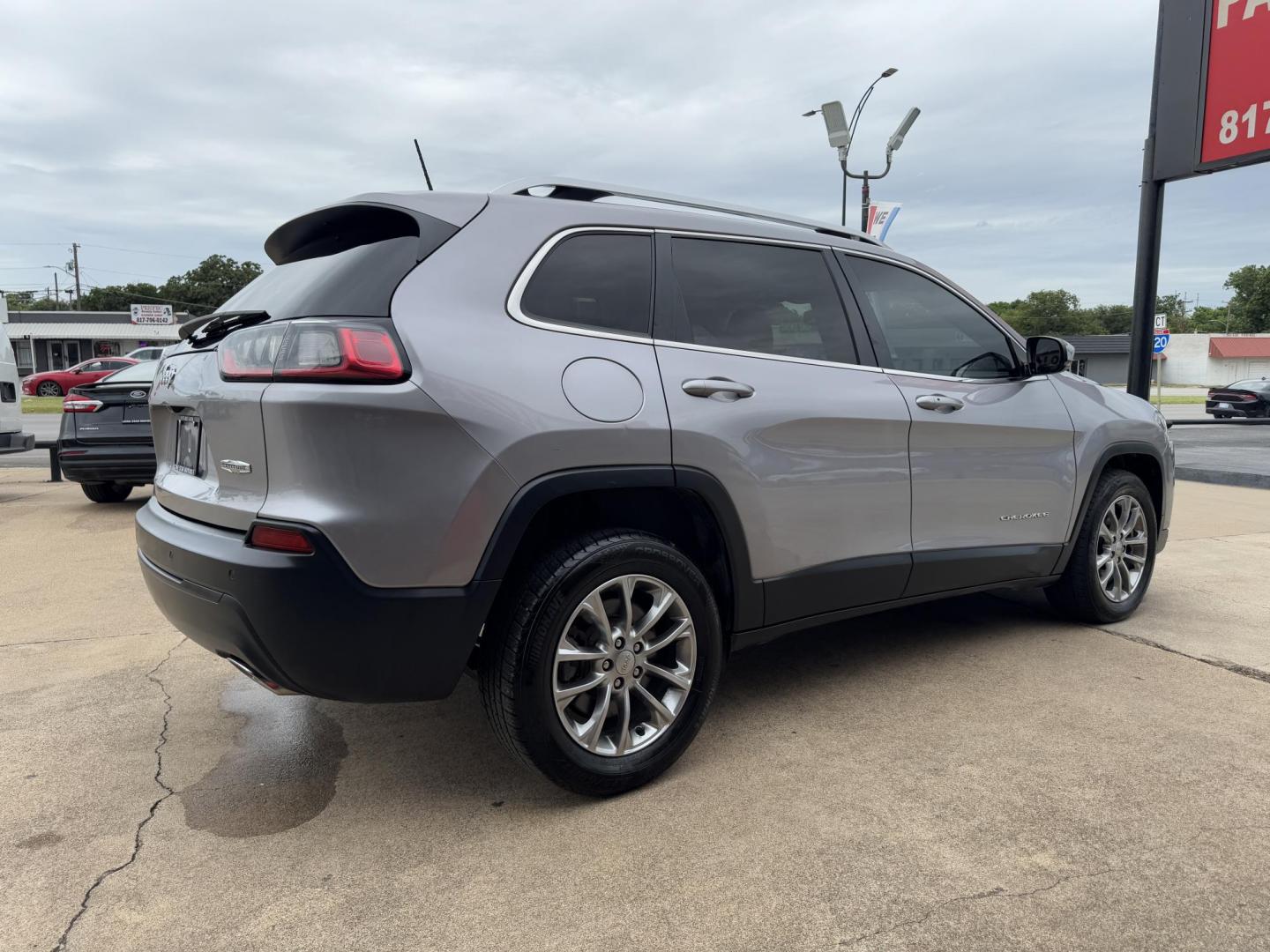 2019 SILVER JEEP CHEROKEE LATITUDE PL (1C4PJLLX9KD) , located at 5900 E. Lancaster Ave., Fort Worth, TX, 76112, (817) 457-5456, 0.000000, 0.000000 - Photo#3
