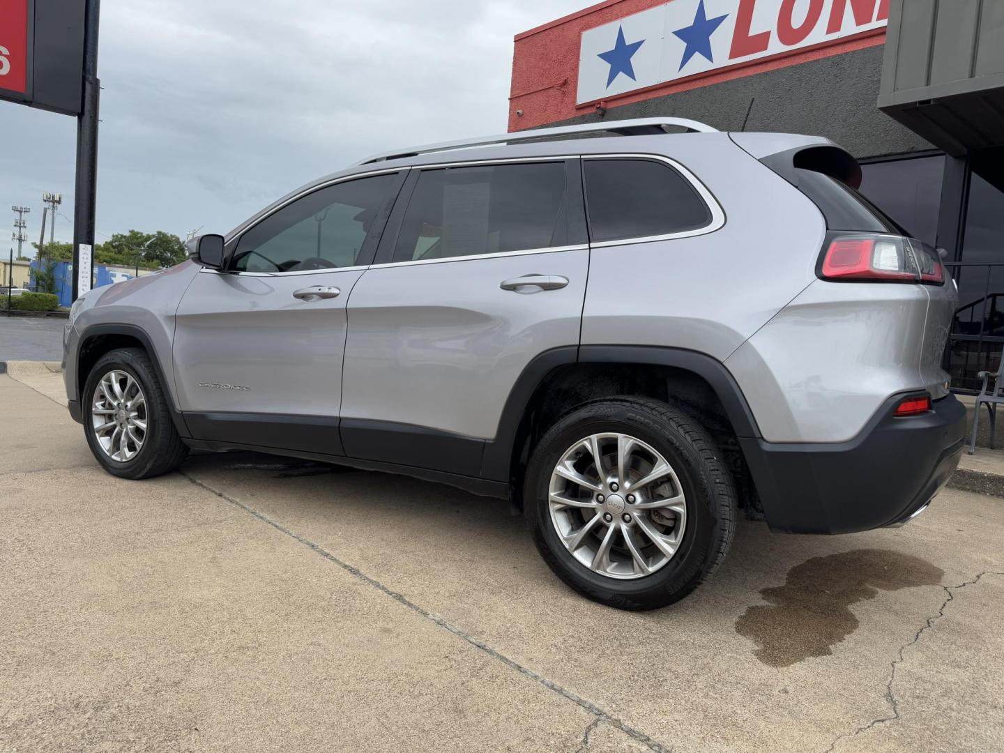 2019 SILVER JEEP CHEROKEE LATITUDE PL (1C4PJLLX9KD) , located at 5900 E. Lancaster Ave., Fort Worth, TX, 76112, (817) 457-5456, 0.000000, 0.000000 - Photo#6