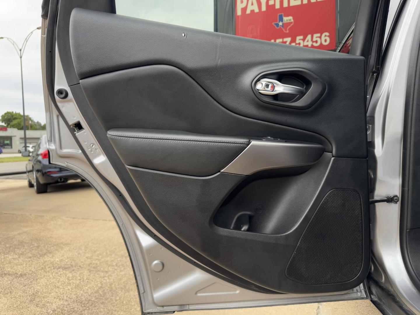 2019 SILVER JEEP CHEROKEE LATITUDE PL (1C4PJLLX9KD) , located at 5900 E. Lancaster Ave., Fort Worth, TX, 76112, (817) 457-5456, 0.000000, 0.000000 - Photo#10