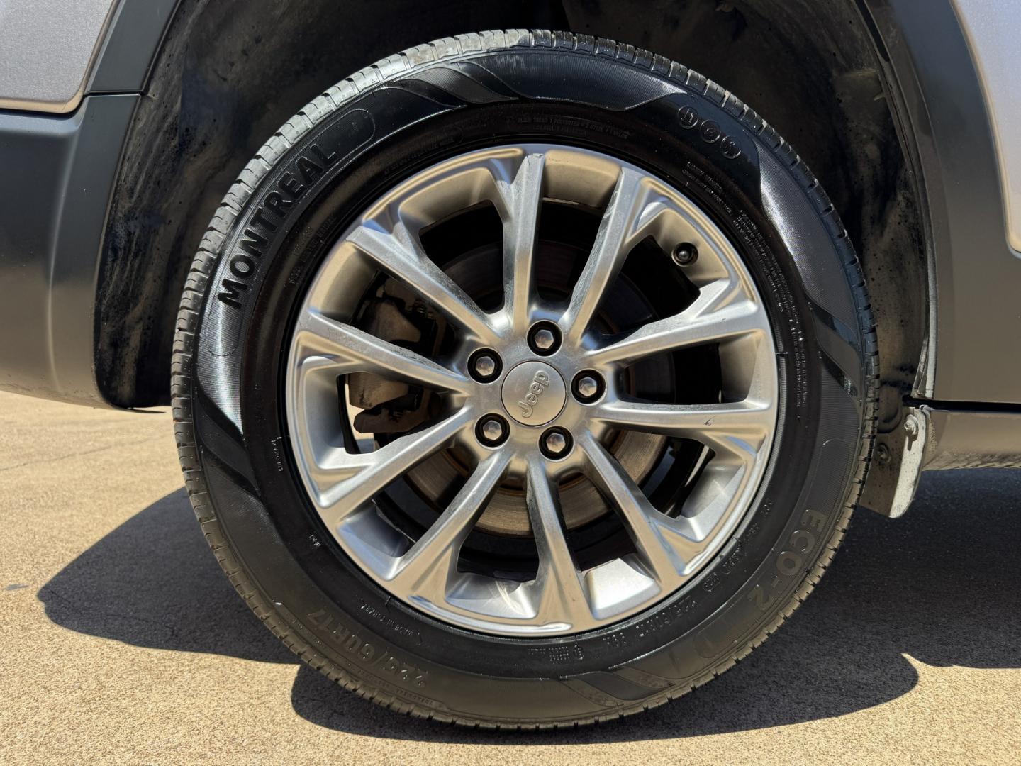 2019 SILVER JEEP CHEROKEE LATITUDE PL (1C4PJLLX9KD) , located at 5900 E. Lancaster Ave., Fort Worth, TX, 76112, (817) 457-5456, 0.000000, 0.000000- Photo#25