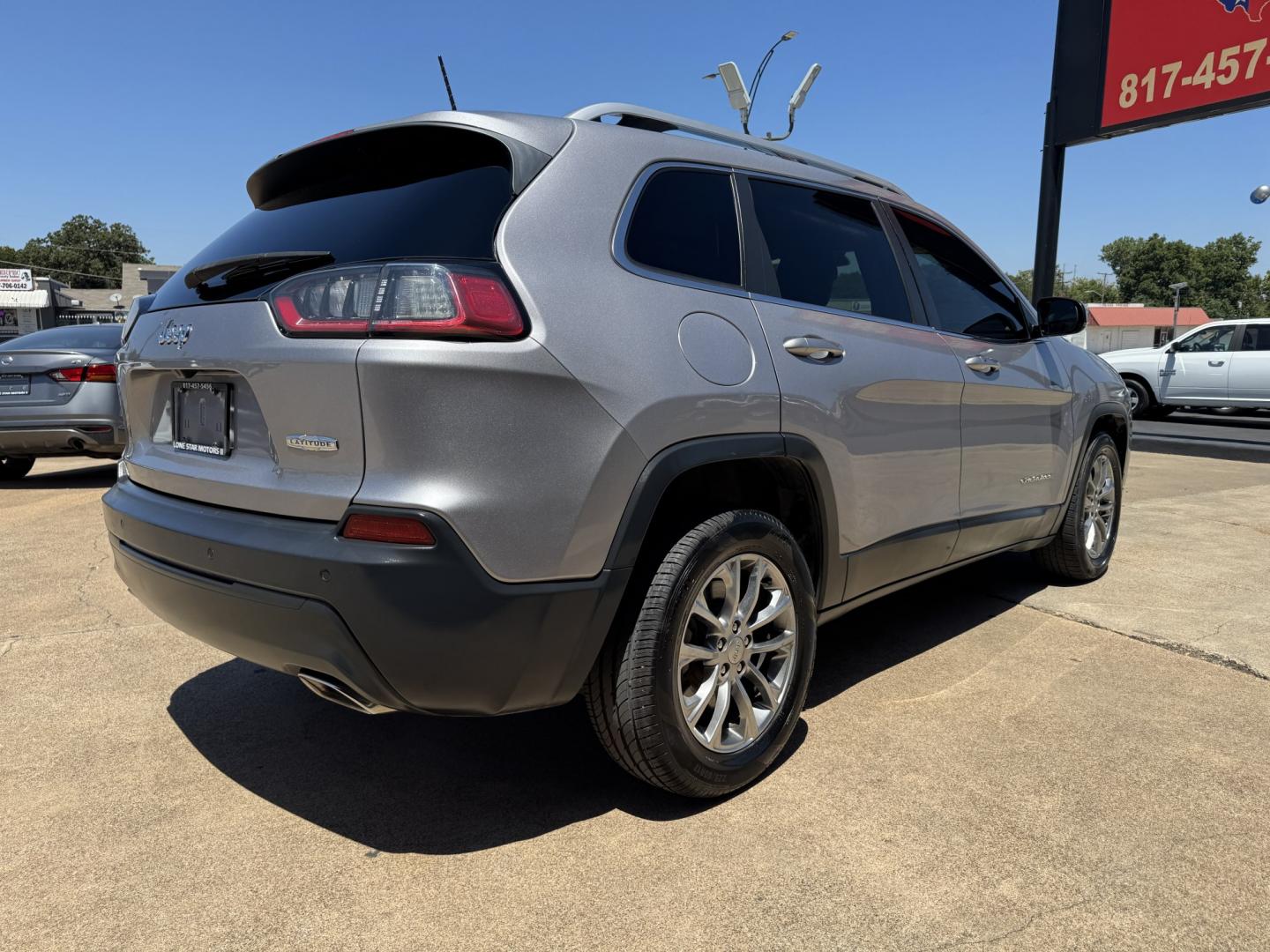 2019 SILVER JEEP CHEROKEE LATITUDE PL (1C4PJLLX9KD) , located at 5900 E. Lancaster Ave., Fort Worth, TX, 76112, (817) 457-5456, 0.000000, 0.000000- Photo#3